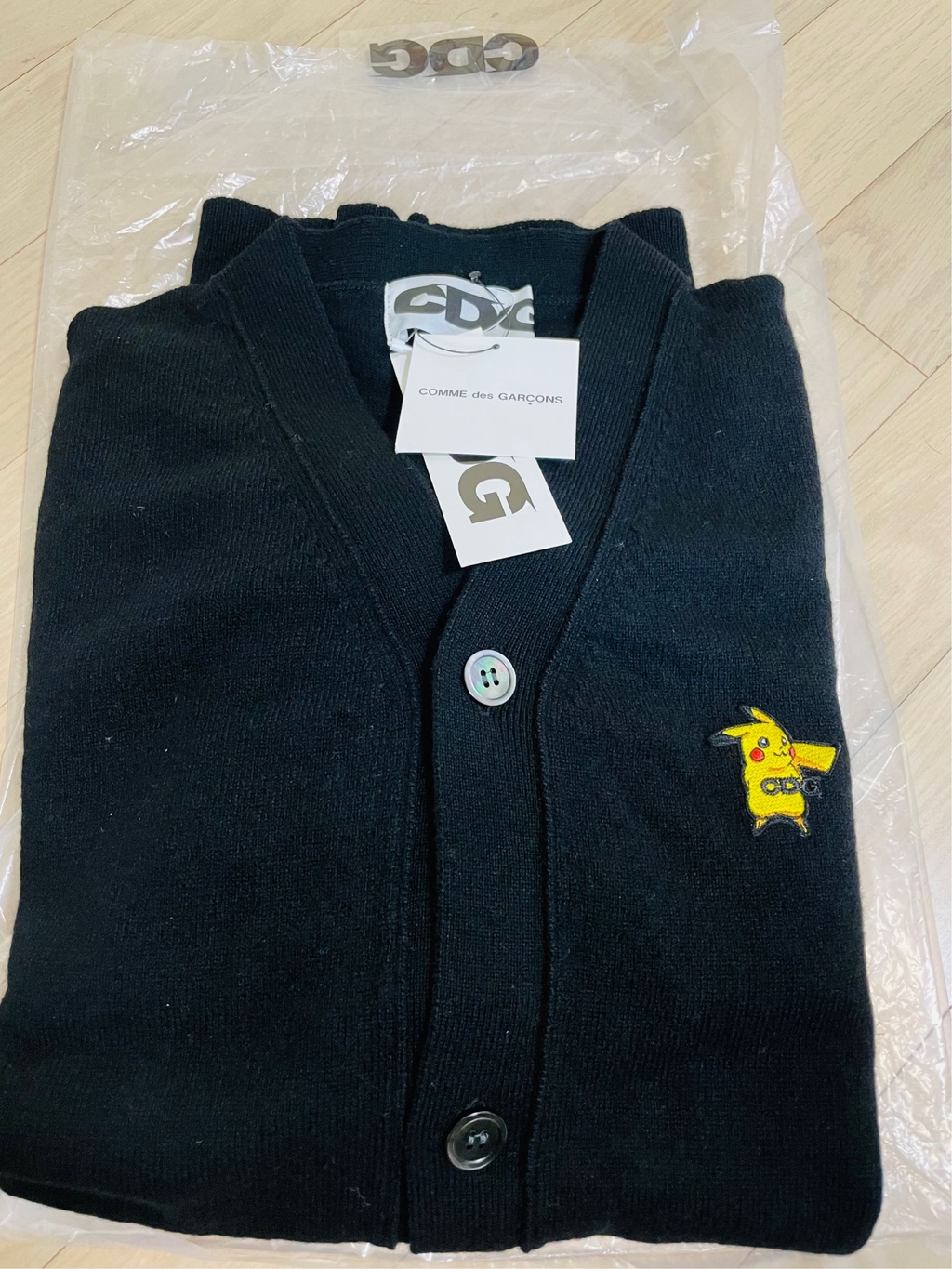 CDG 포켓몬 / CDG x Pokemon KNIT CARDIGAN WITH EMBLEM | 크로켓